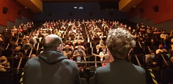 Amets Arzallus eta Bel Pozueta ‘Gau Hura’ dokumentalaren aurrestreinaldian. (@Altsasugurasoak)