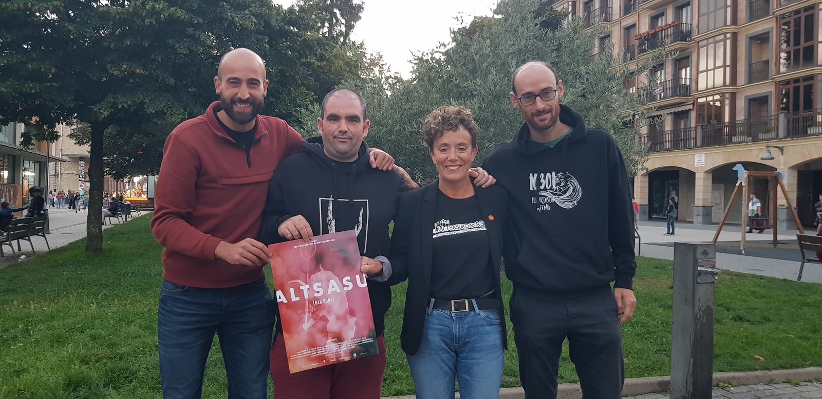 Auzipetuetako bat, Iñaki Abad, Altsasuko dokumentalaren estreinaldian ere izan zen. Irudian, Arzallus, Pozueta eta Leozekin batera. (@Altsasugurasoak)