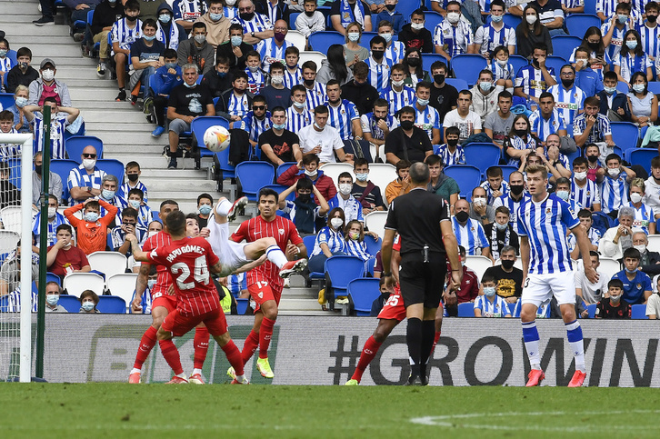 Aritz Elustondo intenta una chilena ante la mirada de Sorloth en el primer tiempo. (Gorka RUBIO/FOKU)