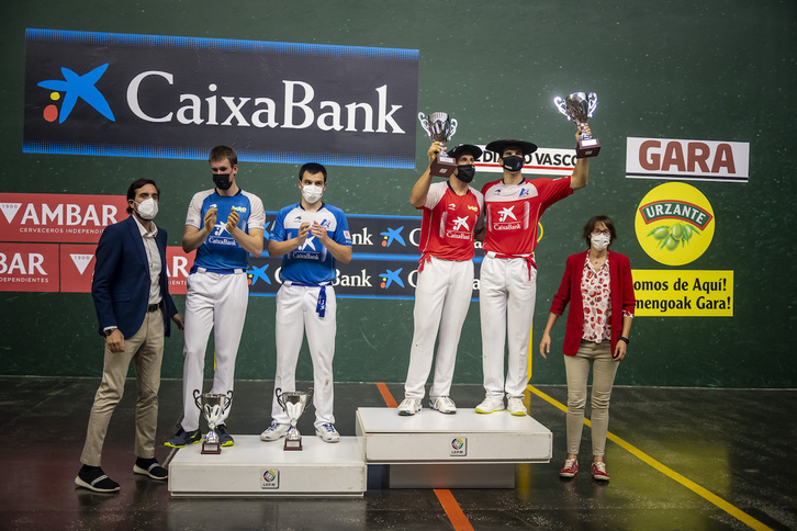 Olaizola eta Zabaleta, txapelak jantzita, amaierako sari banaketa ekitaldian (Jaizki FONTANEDA / FOKU)