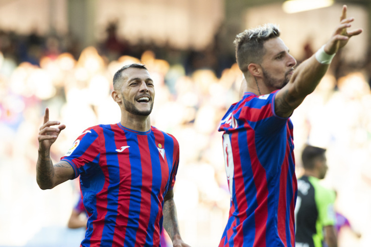 Stoichkov y Sol, protagonistas de los dos primeros goles armeros, celebran el 2-1. (Monika Del Valle/Foku)