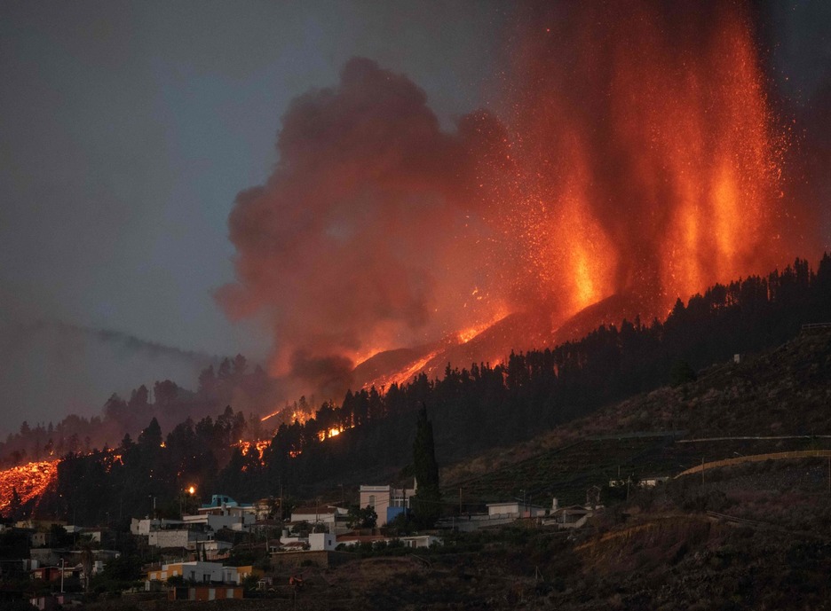 La erupción del nuevo volcán desde Los Llanos de Aridane. (Desiree MARTIN / AFP) La erupción del nuevo volcán desde Los Llanos de Aridane. (Desiree MARTIN / AFP)