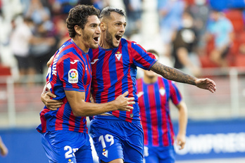 Leschuk y Stoichkov, goleadores armeros, celebran la victoria del Eibar. (Monika Del Valle/Foku)