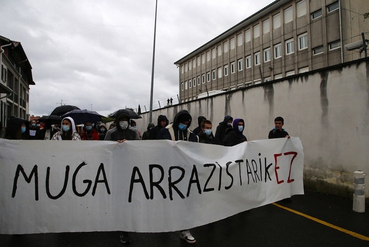 Movilización frente al CRA de Hendaia a raíz de la autolesión de un migrante para protestar contra su expulsión, el pasado abril. (Bob EDME)