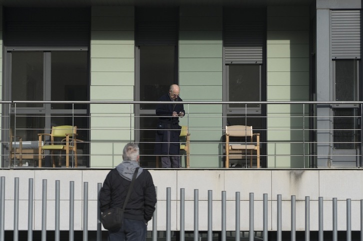 Egoiliar bat kalean den senide batekin balkoitik hizketan, GSR Debagoiena adinekoen egoitzan, Aretxabaletan, joan den urtarrilean. (Gorka RUBIO / FOKU)