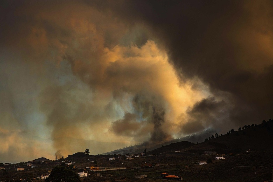 El humo inunda el cielo en la zona de los Llanos de Aridante (Desiree MARTIN/AFP)