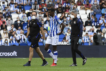 Isak se retira lesionado el domingo en el partido contra el Sevilla. (Gorka RUBIO/FOKU)