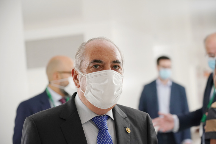 Iñaki Arriola, a su llegada a la comparecencia parlamentaria. (Endika PORTILLO/FOKU)