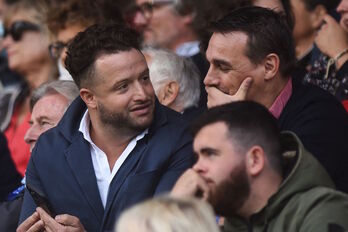 Jean-Baptiste Aldigé, actual presidente del Biarritz Olympique, conversa el pasado sábado en Aguilera con el exjugador y expresidente Nicolas Brusque. (GAIZKA IROZ / AFP) 