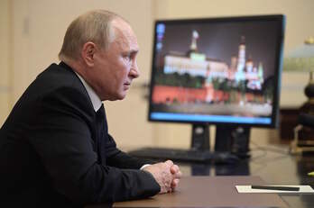 El presidente ruso, Vladimir Putin, habla por videoconferencia con el director de la Comisión Electoral Central. (Alexei DUZHININ/AFP)