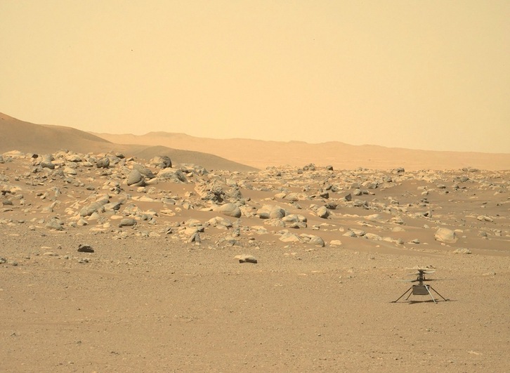 Esta foto de la NASA obtenida el 25 de julio de 2021 muestra el helicóptero Ingenuity sobre la superficie de Marte. (AFP/NASA)