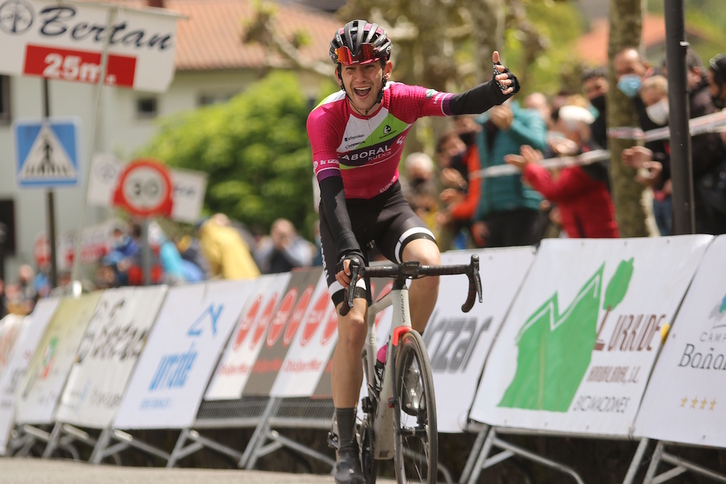Unai Iribar celebra su victoria tras cruzar la línea de meta en la Santikutz Klasika. (Oskar MATXIN/FOKU)