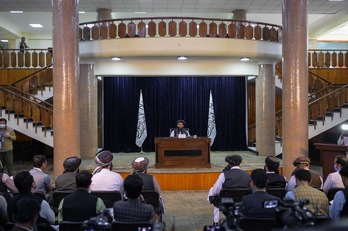 Comparecencia ante los medios del portavoz de los talibanes, Zabihullah Mujahid, para dar a conocer los últimos nombramientos del nuevo Gobierno de Afganistán. (Bulent KILIC/AFP)