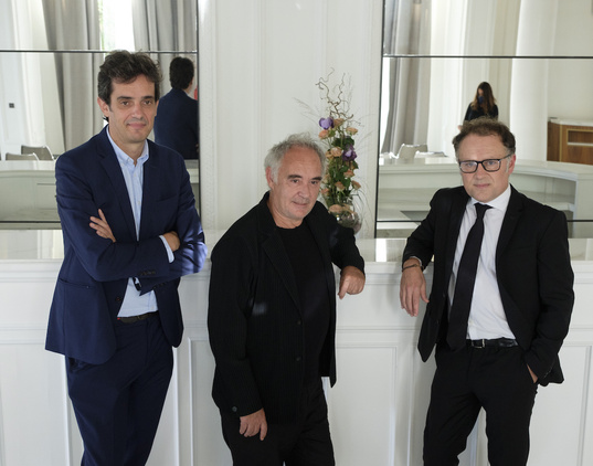 Iñigo Ruiz Aquerreta eta Ferran Adria, Zinemaldian. (Jon URBE/FOKU)