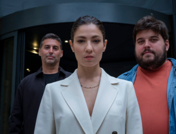 Iker Elorrieta (atzean), Usue Alvarez eta Falco Cabo aktoreekin. (Jon URBE | FOKU)