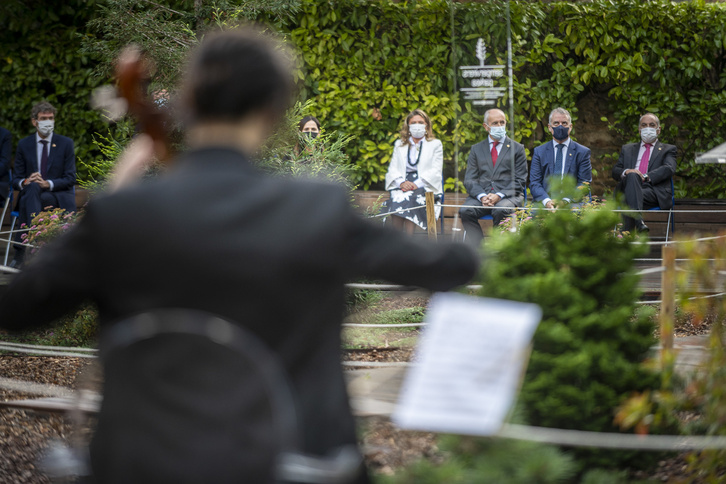 Lakuako Gobernuak koronabirusaren biktimak oroitu ditu Gasteizen. (Jaizki FONTANEDA / FOKU)