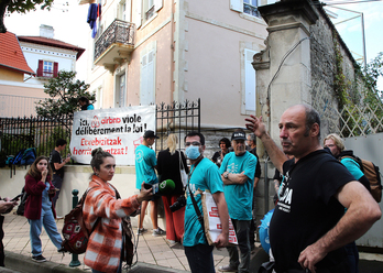 lda mugimenduak Biarritz erdigunean dagoen apartamentu bat okupatu du. (Bob EDME)