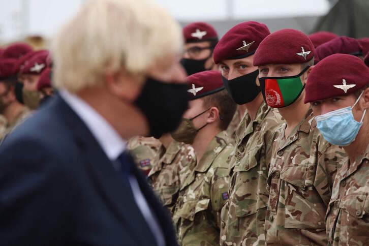 El primer ministro británico, Boris Johnson, pasa revista a los soldados que participaron en la operación de evacuación desde Afganistán. (Dan KITWOOD/AFP)
