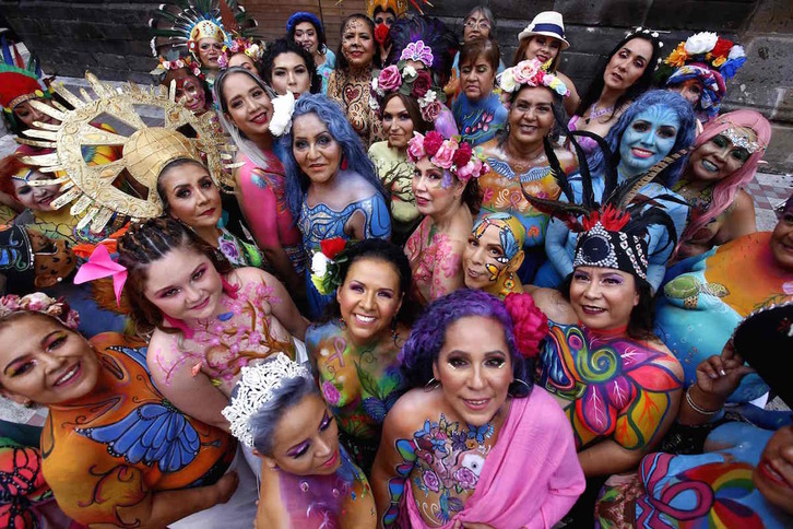 Mujeres que han superado un cáncer de mama participan en un evento en la ciudad mexicana de Guadalajara. (Ulises RUIZ/AFP)