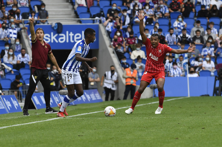 Isak controla el balón ante las protestas de Lopetegi y Koundé en el partido en el que se lesionó. (Gorka RUBIO/FOKU)