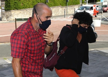 Igor Uriarte, bere bikotekidearekin, Baionako auzitegira sartzen, gaur arratsaldean. (Bob EDME)