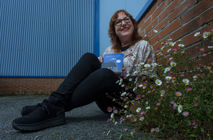 Meabe con su último libro, ‘Itsasoaren atea’, una novela presentada en mayo. (Jon URBE | FOKU)