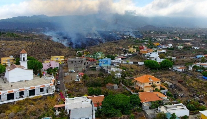 La colada de lava avanza en la zona urbana de Todoque, barrio del municipio de Los Llanos de Aridane. (José María MONTESDEOCA/AFP)