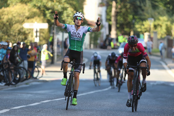 Julen Arriolabengoa celebra su segunda victoria en Zegama por delante de Asier Etxeberria. Oskar MATXIN/FOKU)