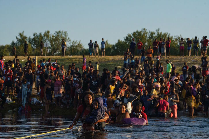 Migantes haitianos cruzan el río Bravo entre México y EEUU. (Paul RATJE/AFP)