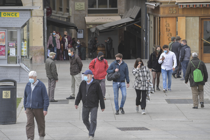 Personas con mascarilla caminan por Iruñea. (Idoia ZABALETA/FOKU)