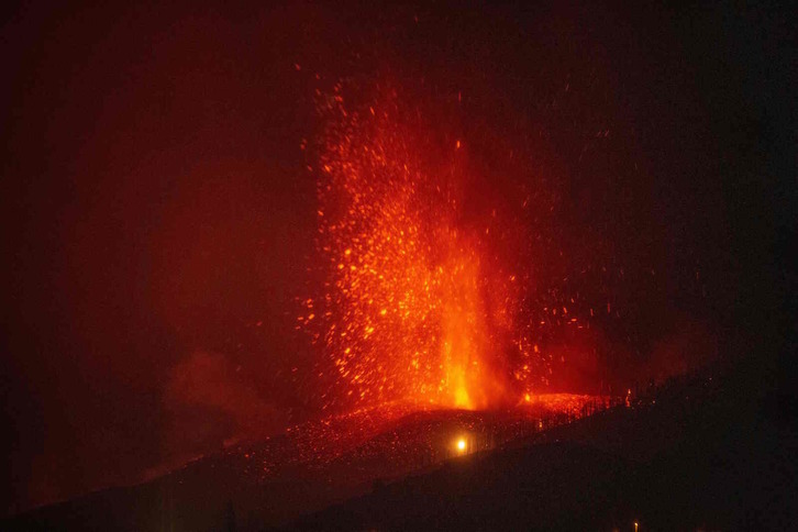 Lava saliendo del volcán Cumbre Vieja. (Desiree MARTÍN/AFP)