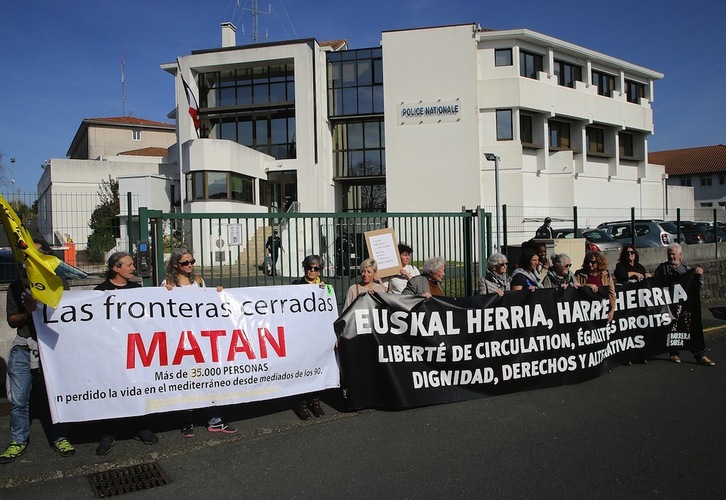 Protesta realizada en febrero de 2020 ante la Comisaría de Policía de Hendaia para denunciar las consecuencias del cierre de fronteras para las personas migrantes. (Bob EDME)