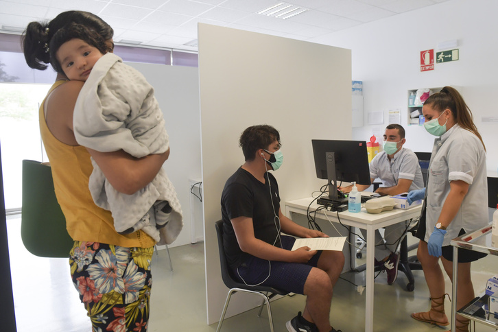 Varias personas aguardan para vacunarse sin cita en el Forem.         (Idoia ZABALETA I FOKU)