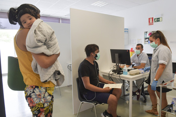 Varias personas aguardan para vacunarse sin cita en el Forem.         (Idoia ZABALETA I FOKU)