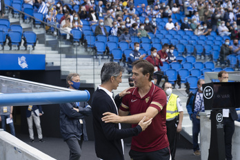 Imanol y Julen Lopetegi se saludan antes del partido del domingo. (Gorka RUBIO/FOKU)