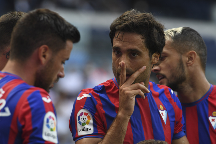 Xabi Etxeita conversa con un compañero del Eibar en un partido de esta temporada en Segunda. (Jon URBE/FOKU)