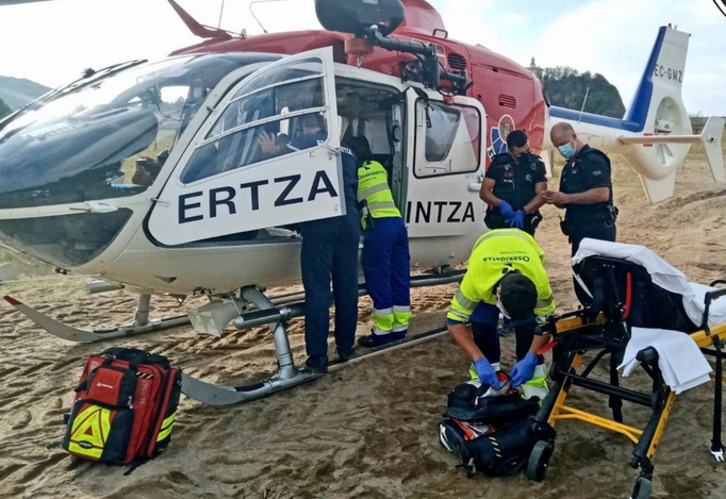 Preparando el traslado desde Zumaia. (UVR Ertzaintza)