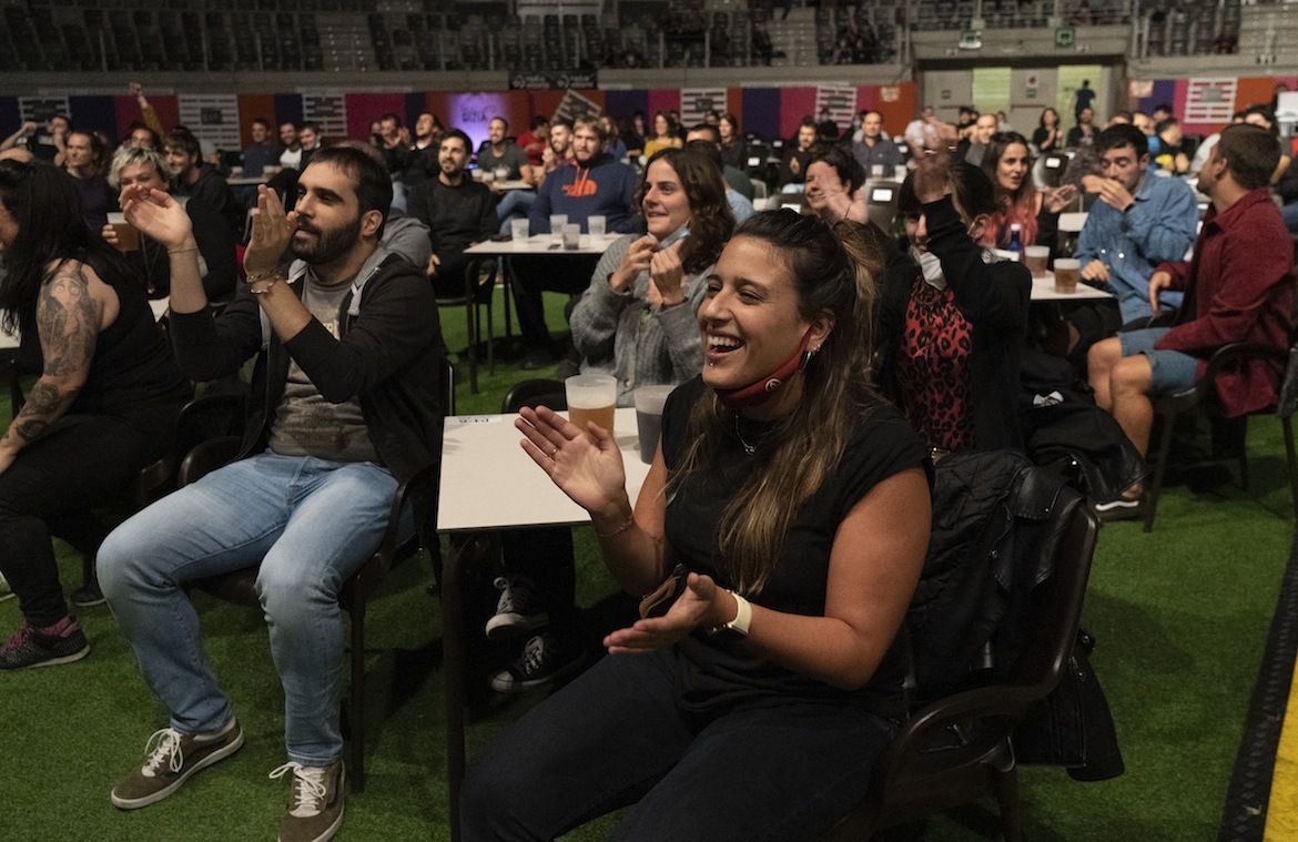El ambiente se ha ido animando según caía la noche fuera del Iradier Arena. (Raul BOGAJO/FOKU)