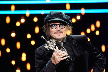 Depp, con el galardón este miércoles noche. (Gorka RUBIO | FOKU)
