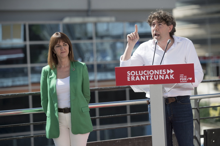 Eneko Andueza e Idoia Mendia, durante un acto del PSE en la campaña para las últimas elecciones al Parlamento de Gasteiz. (Juan Carlos RUIZ/FOKU)