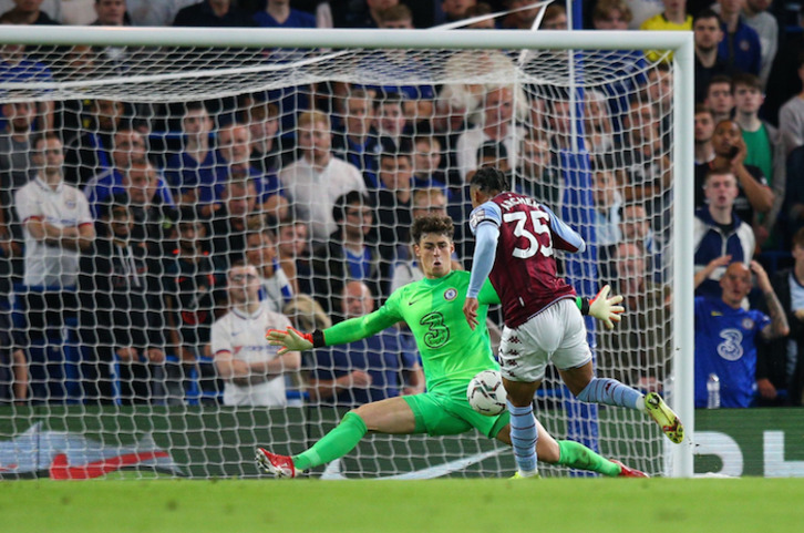 Kepa detuvo de nuevo un lanzamiento en la tanda de penaltis ante el West Ham. (@Kepa_46)