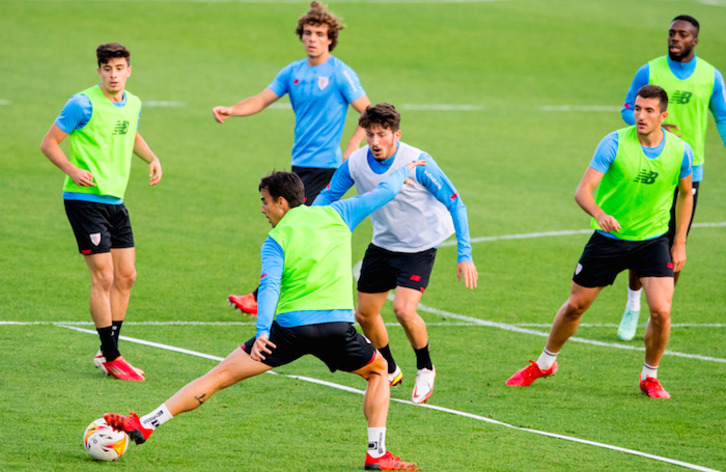 Artola junto a Nico Serrano en el entrenamiento del miércoles. (@AthleticClub)