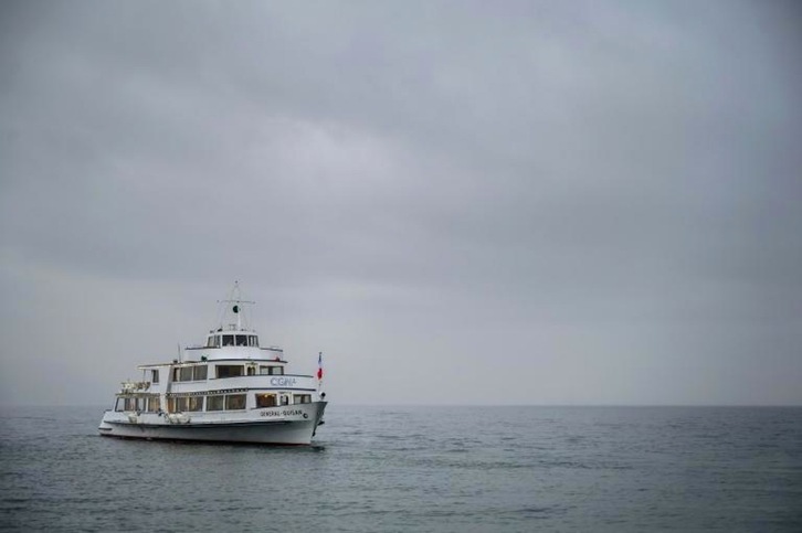 Un barco navega por el lago Lemán cerca de la ciudad suiza de Ginebra. (Fabrice COFFRINI/AFP)