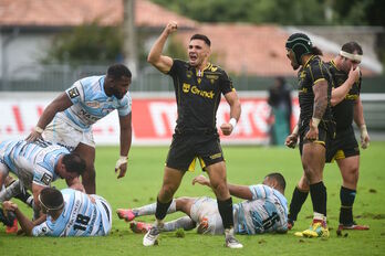 El medio melé Barnabe Couilloud celebra una acción en el choque de la pasada semana entre Biarritz y Racing. (Gaizka IROZ / AFP)