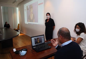 Signes Libres elkarteko kideek erakutsi zuten plataforma nola funtzionatze duen. (Bob EDME)