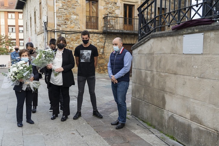 Familiares de Joaquín Beltrán junto a la placa que lo recuerda en la Plaza Euskadi de Zalla. (Monika DEL VALLE/FOKU)