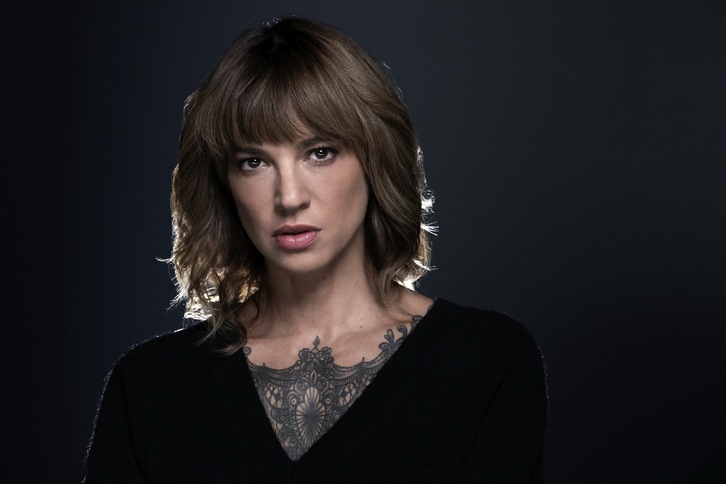 La actriz y cantante italiana Asia Argento posa durante una sesión de fotos en París el 21 de septiembre de 2021. (Joel SAGET/AFP)