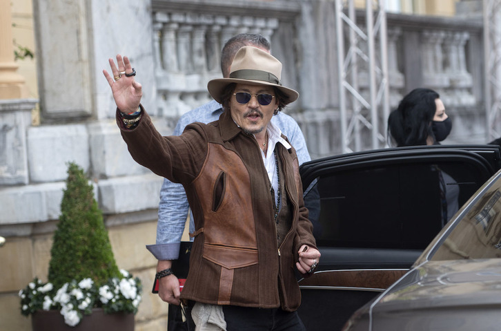 Johnny Depp sale este jueves del María Cristina. (Alberto ORTEGA/EUROPA PRESS)