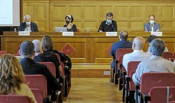 Eduardo Madinak, Txema Ramirez de la Piscinak, Edurne Portelak eta Jon Miren Landak itxi zuten solasaldia. (FOKU)