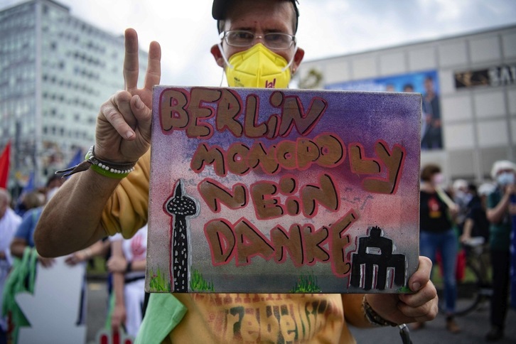 Un vecino de la capital alemana muestra un gráfico cartel contra la especulación inmobiliaria: «Monopoly de Berlín. No, gracias». (Paul ZINKEN/AFP)